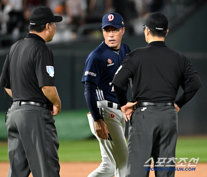  Acting head coach Cho Sung-hwan on the ground