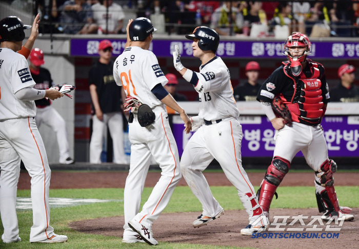 Choi Jae-hoon's come-from-behind three-run home run to turn the game around in the fourth inning