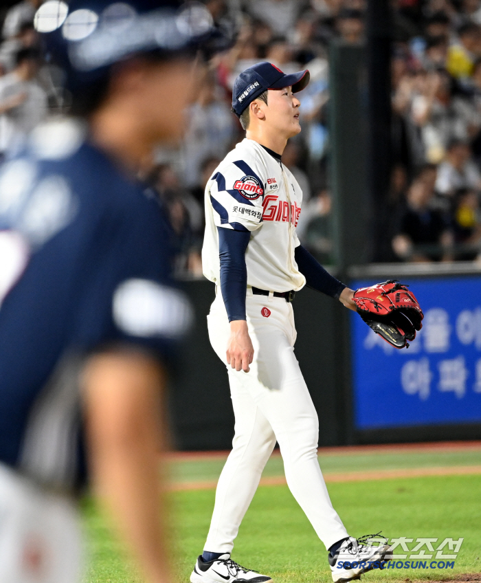  Choi Jun-yong allows a timely two-run hit to Kang Seung-ho