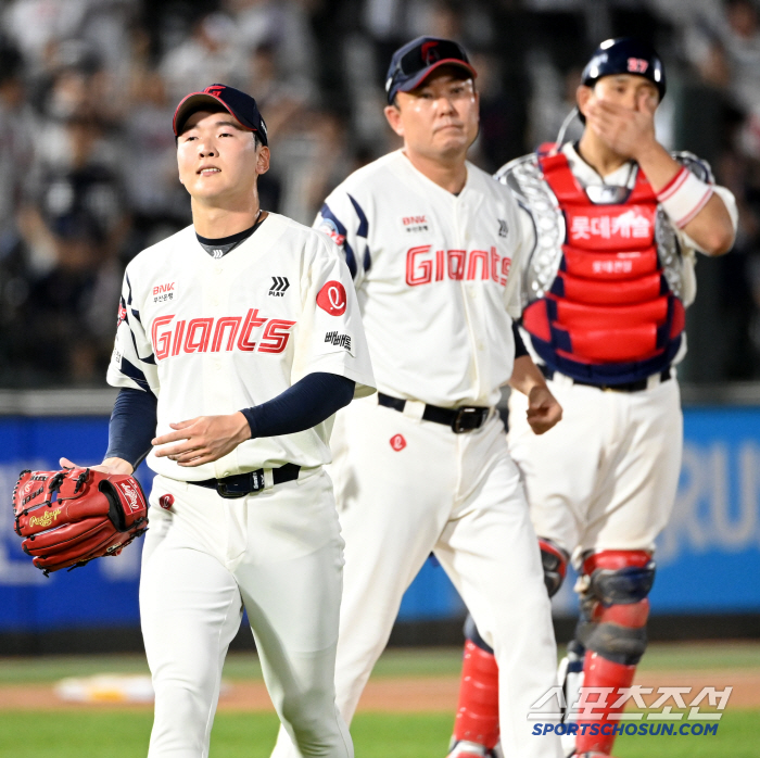  Choi Jun-yong tied the score in the 9th inning and left the plate
