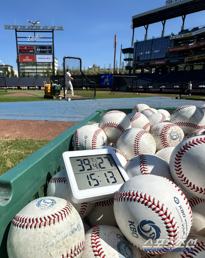  Daejeon Ballpark 39.4 degree players refrain from outdoor training