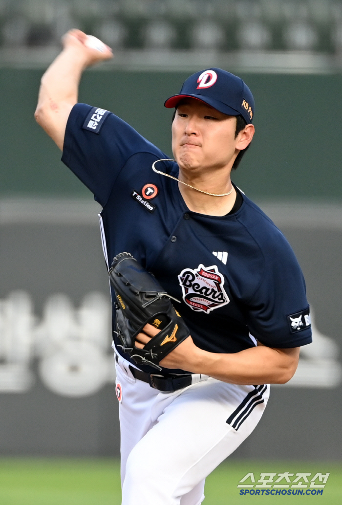  Doosan starter Kwak Bin's hard throw
