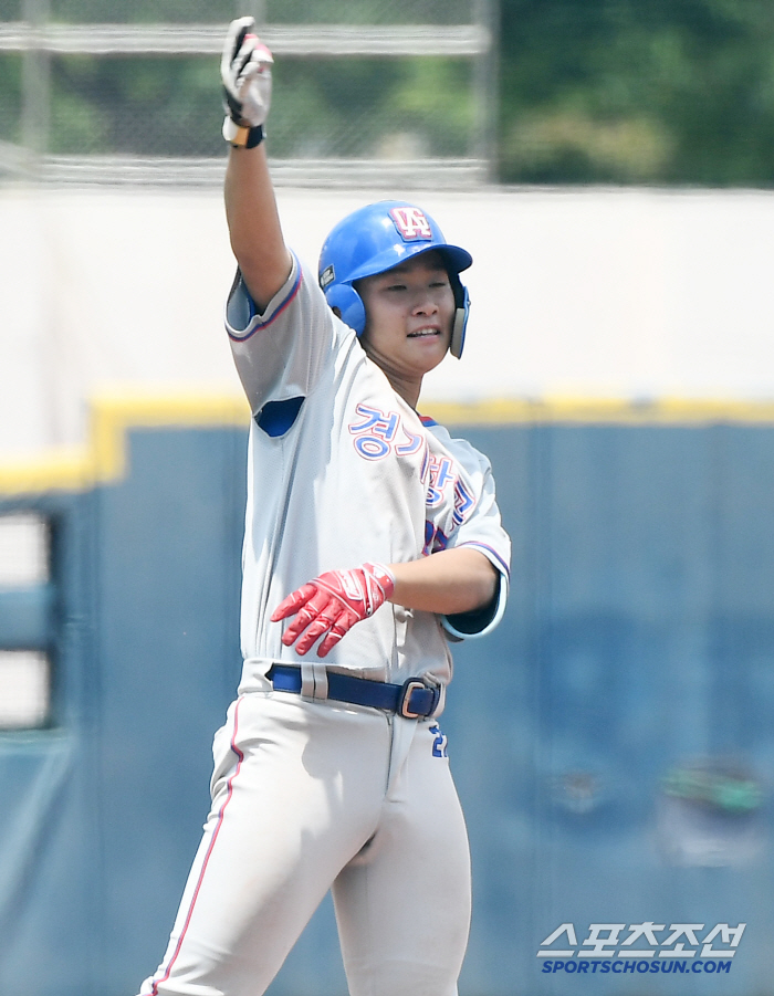  Gyeonggi Air High School's Han Dong-yeon has a three-run sweep of three RBIs