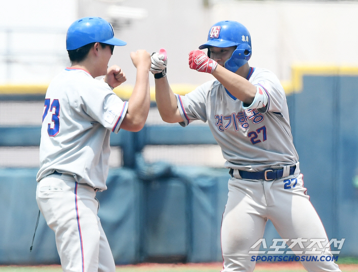  Gyeonggi Air High School's Han Dong-yeon has a three-run sweep of three RBIs