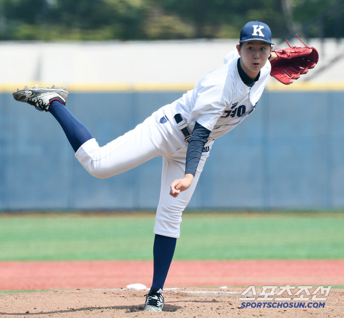  Gyeongnam High School's starting pitcher Jang Chan-hee's powerful pitch