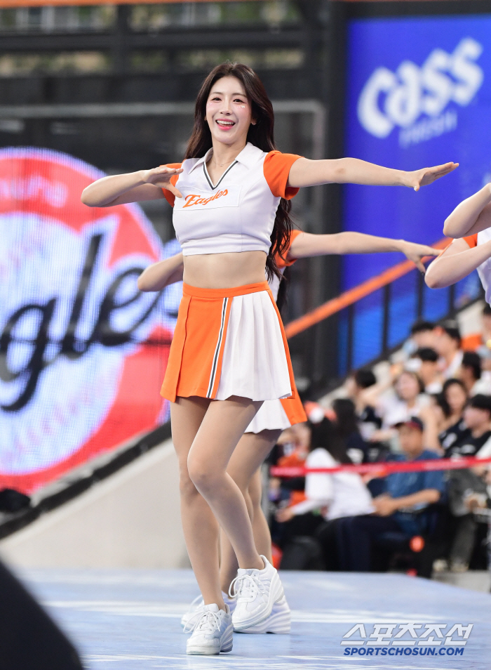  Hanwha cheerleader Kim Yeonjung's passionate support