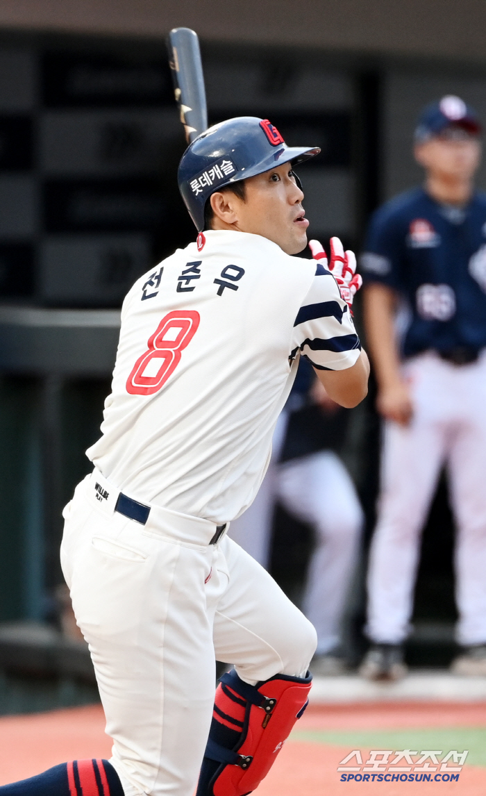  Jeon Jun-woo, first RBI sacrifice fly