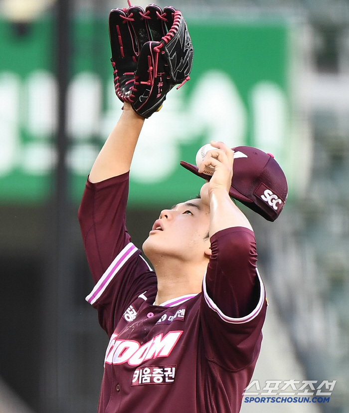  Jeong Hyeon-woo to allow a hit in the first inning in a row