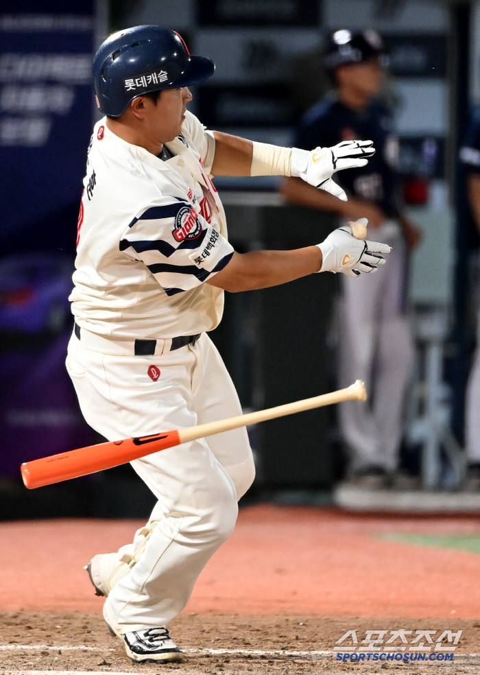  Jung-hoon hits the first pitch of the 11th inning