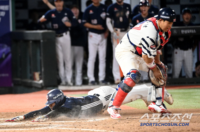  Kang Seung Ho scores by sliding quickly
