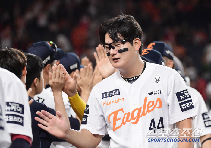  Kim Seohyun's high-five with a happy victory