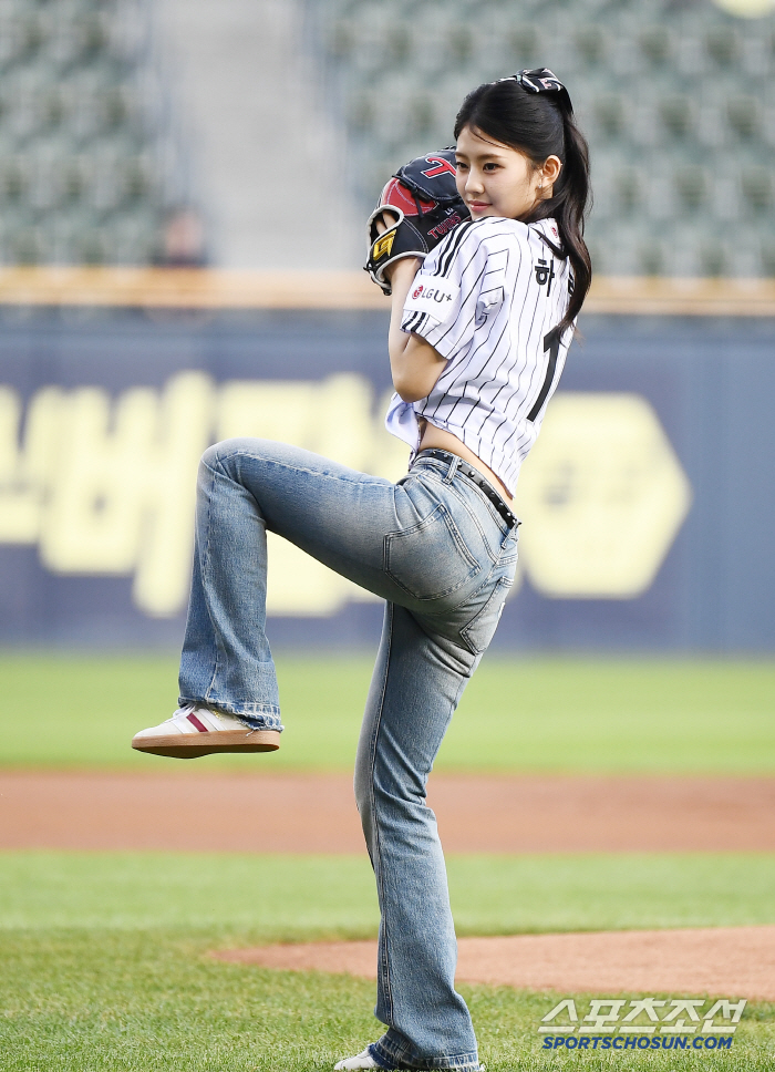 Kiras Harin's cute first pitch