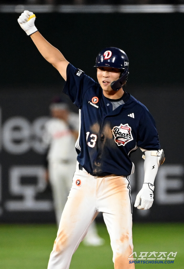  Lee Yoo-chan cheers for a timely RBI in the 9th inning!