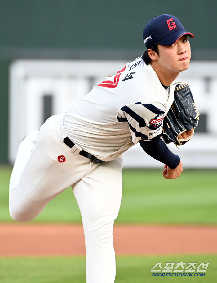  Lotte starter Lee Min-seok's hard throw