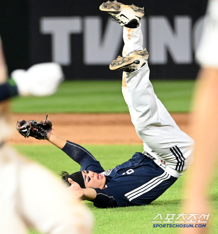  Oh Myung-jin is falling. Isn't it obstruction of defense