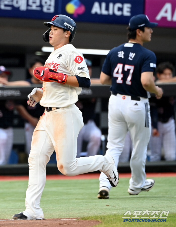 Park Chan-hyung and Jeon Jun-woo's sacrifice fly scored first