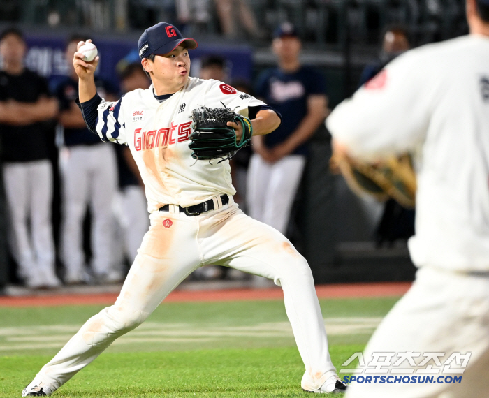  Park Chan-hyung throws a bold throw to second base to catch the front runner