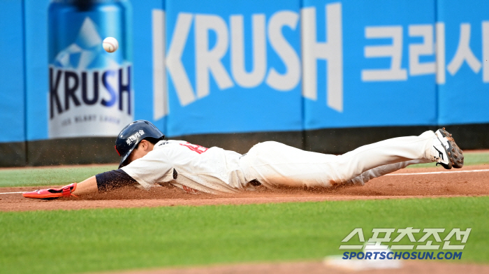  Park Chanhyung, sliding faster than the ball