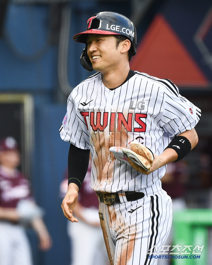  Park Hae-min scores after successful stealing