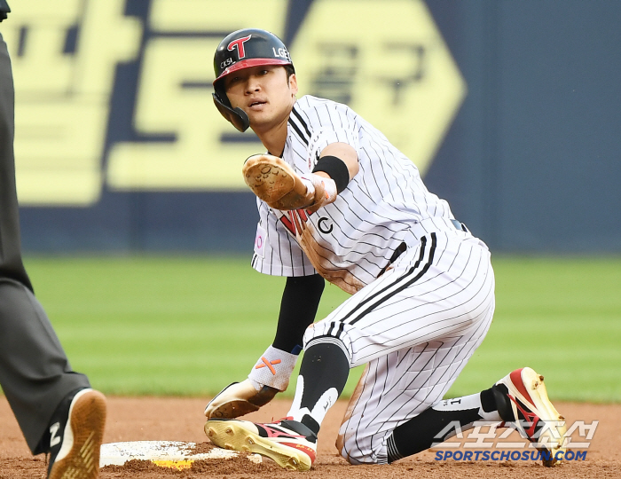  Park Hae-min succeeds in stealing second base
