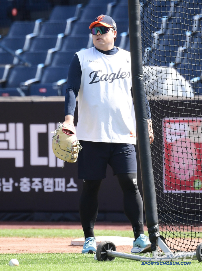  Ryu Hyun-jin protects first base with his mitts on