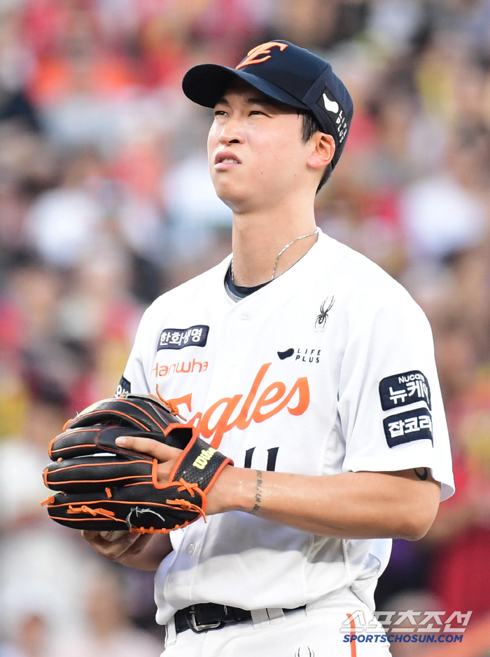  Um Sang-baek's poor control of ball, allowing a walk