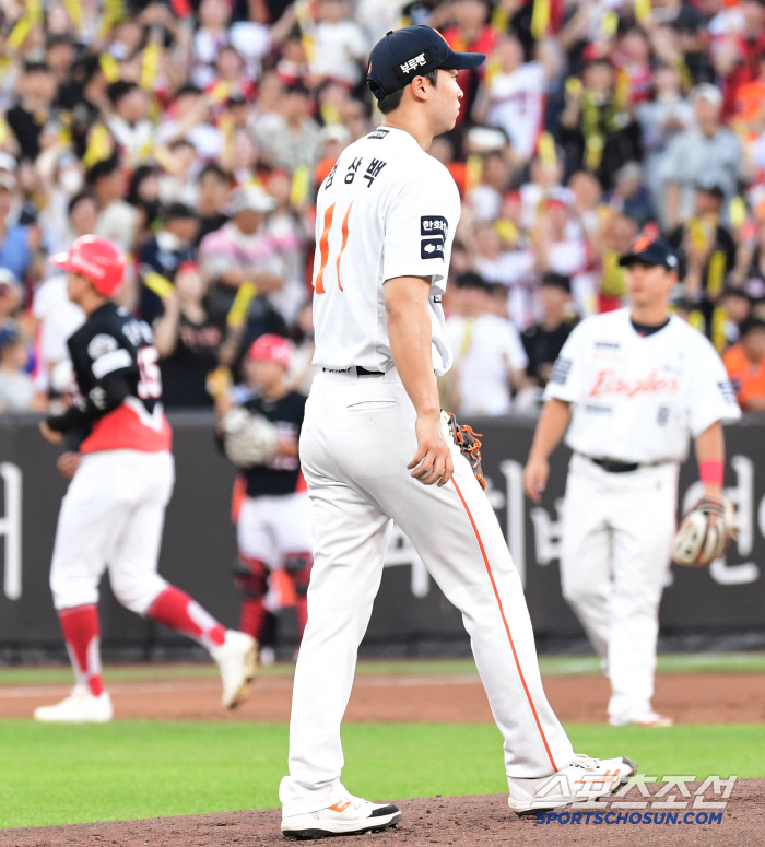  Um Sang-baek's sudden poor control of his ball, a walk