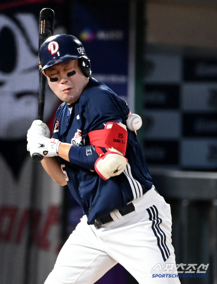  Yang Eui-ji and Choi Jun-yong, who get hit with a fast fastball