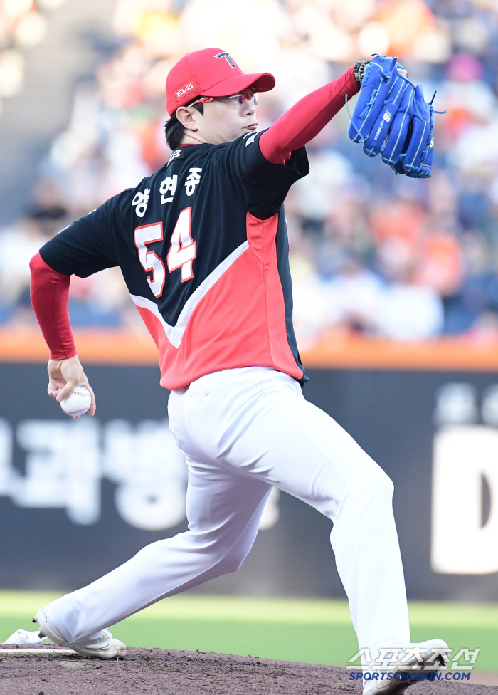  Yang Hyun-jong throws a strong pitch towards victory