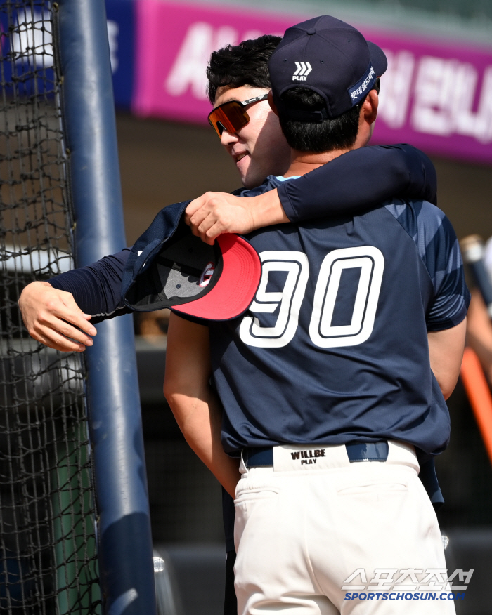  Yang Seok-hwan, Coach Ko Young-min, and a hot hug