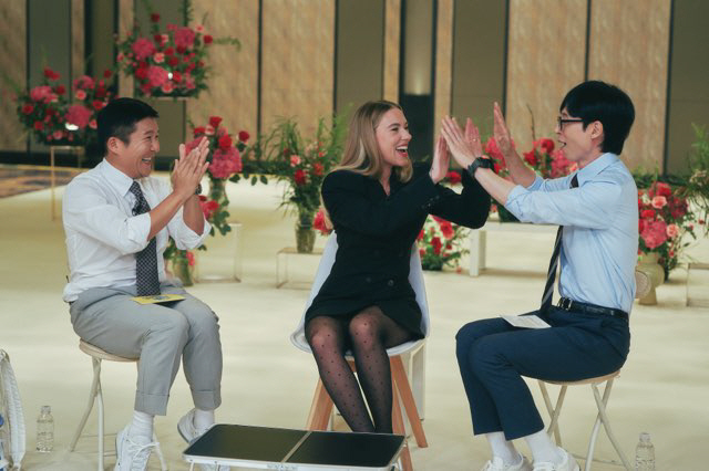 Scarlett Johansson is fascinated by Yoo Jae-seok who met at Uquiz. Let's film a movie together