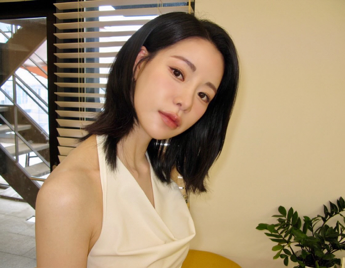  'Lee Do-hyun ♥' Lim Ji-yeon, Pure White Dress + Nude Tone Makeup 'Cheongcho + Luxury' is the best