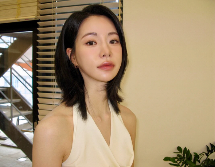  'Lee Do-hyun ♥' Lim Ji-yeon, Pure White Dress  Nude Tone Makeup 'Cheongcho  Luxury' is the best