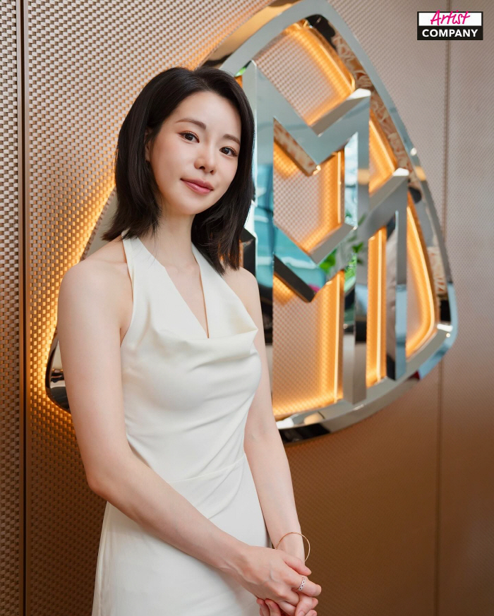  'Lee Do-hyun ♥' Lim Ji-yeon, Pure White Dress  Nude Tone Makeup 'Cheongcho  Luxury' is the best