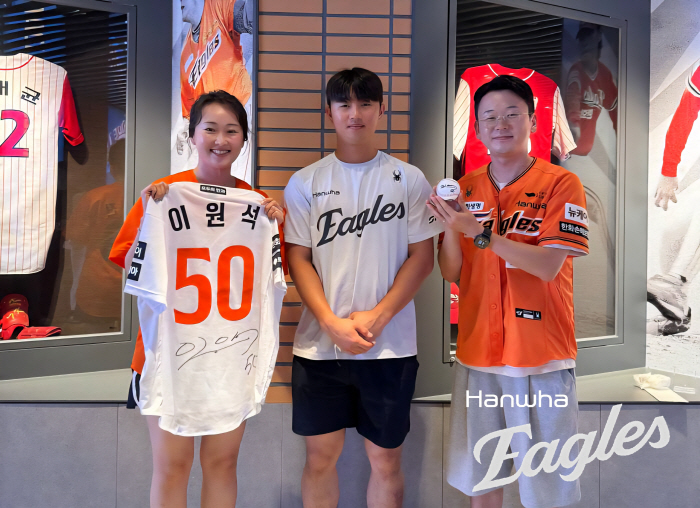 The story of Lee Won-seok in his arms a month after his debut, the first grand slam commemorative ball park. 