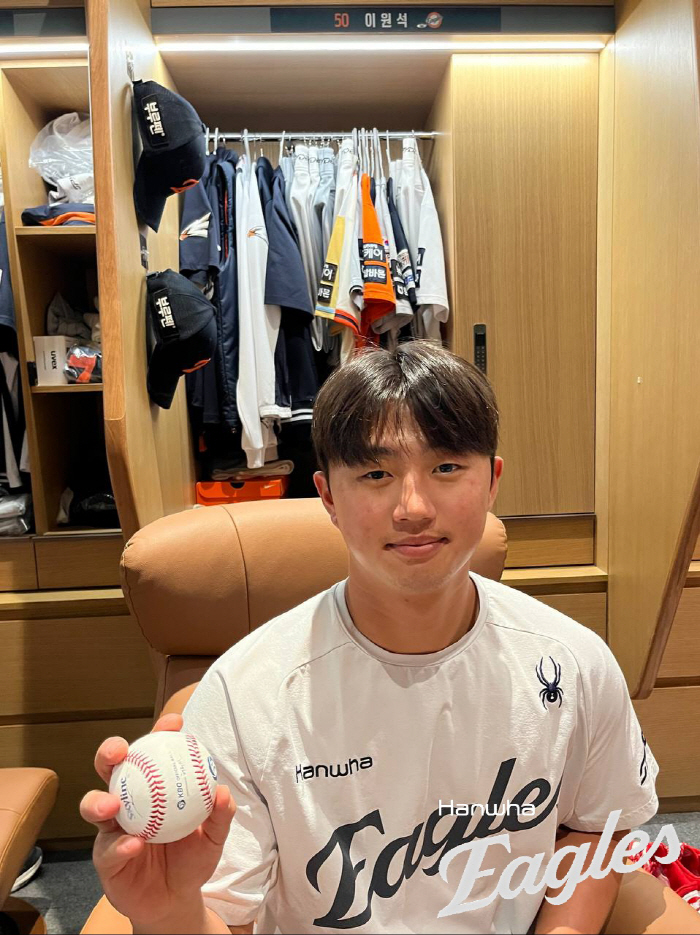 The story of Lee Won-seok in his arms a month after his debut, the first grand slam commemorative ball park. 