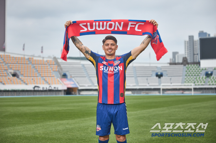 Suwon FC, sent by Andersson, is happy to recruit Crack Willian in Seoul. 