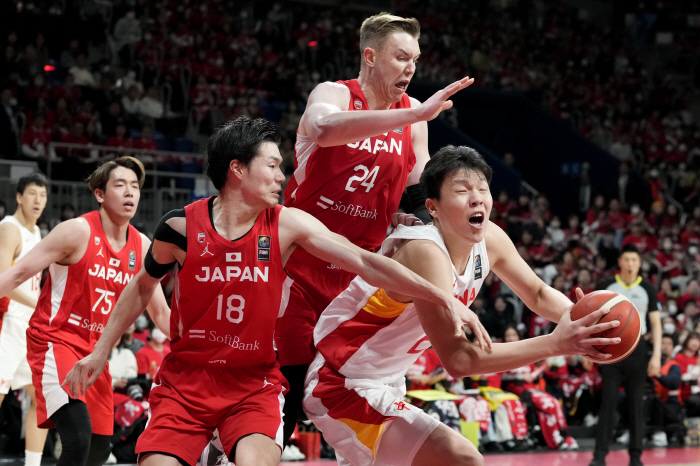There is no Kawamura, no Togashi. Korean basketball warm-up. Josh Hawkins, the No. 1 player on the roster of the Japanese national team. Why should Korea naturalize as a big man like Hawkins