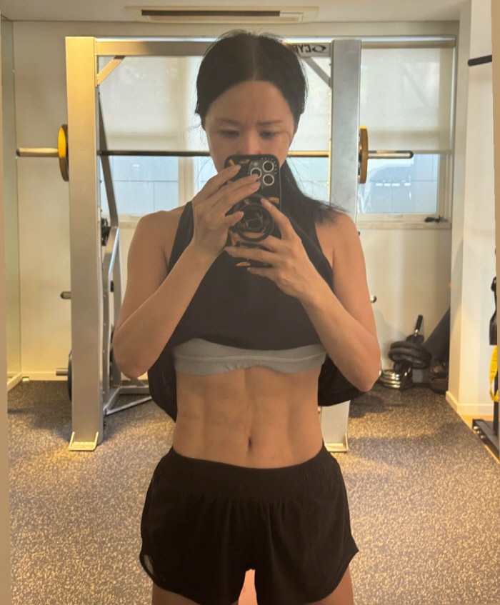 This abs at 55 makes no sense...Uhm Jung-hwa, how much exercise did you do