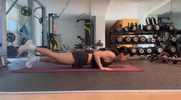 Um Jung-hwa is 55 years old, and her body is like this after deposit..Shooting Crankup D2