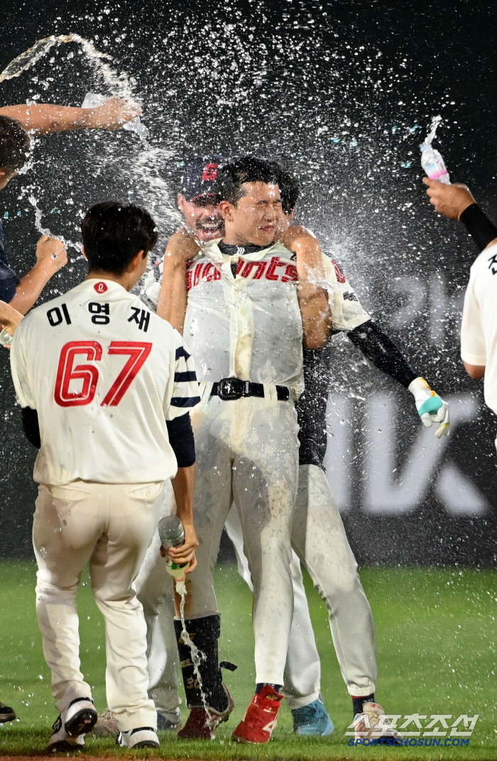 Who caught Ho-jun in the background, confused by the cool water ceremony as if he didn't have to take a shower today?