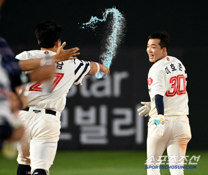 Who caught Ho-jun in the background, confused by the cool water ceremony as if he didn't have to take a shower today?