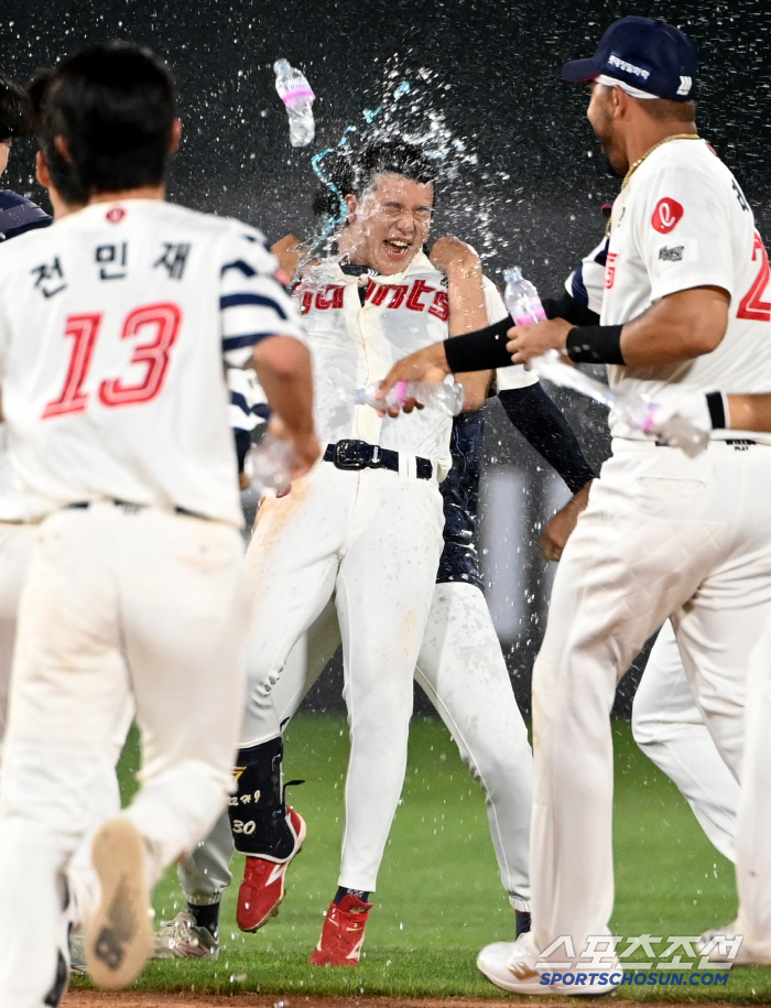 Who caught Ho-jun in the background, confused by the cool water ceremony as if he didn't have to take a shower today?