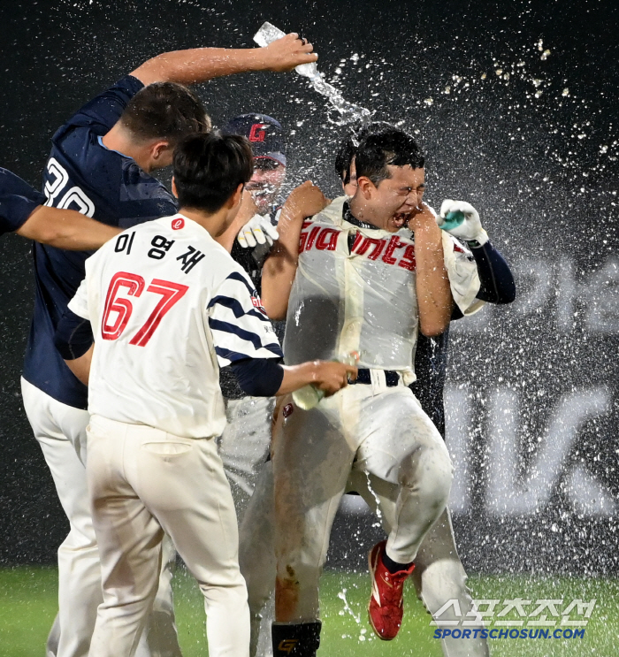 Who caught Ho-jun in the background, confused by the cool water ceremony as if he didn't have to take a shower today?