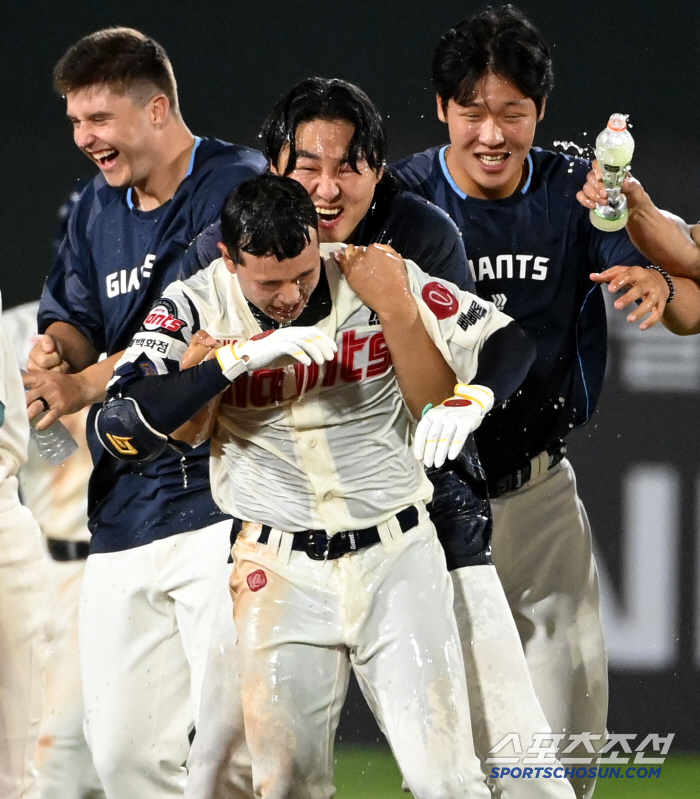 Who caught Ho-jun in the background, confused by the cool water ceremony as if he didn't have to take a shower today?