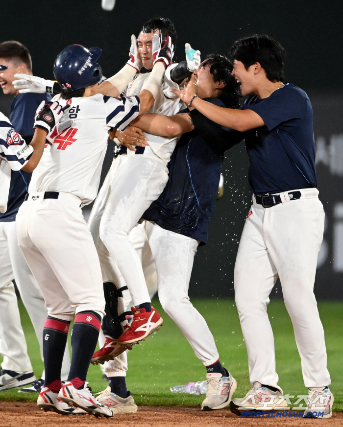 Who caught Ho-jun in the background, confused by the cool water ceremony as if he didn't have to take a shower today?