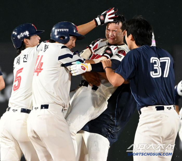 Who caught Ho-jun in the background, confused by the cool water ceremony as if he didn't have to take a shower today?