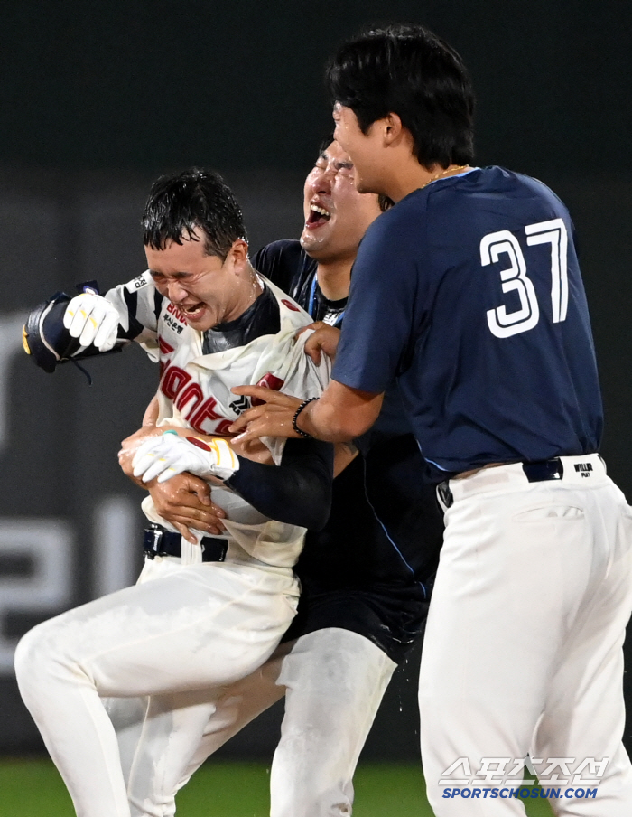 Who caught Ho-jun in the background, confused by the cool water ceremony as if he didn't have to take a shower today?