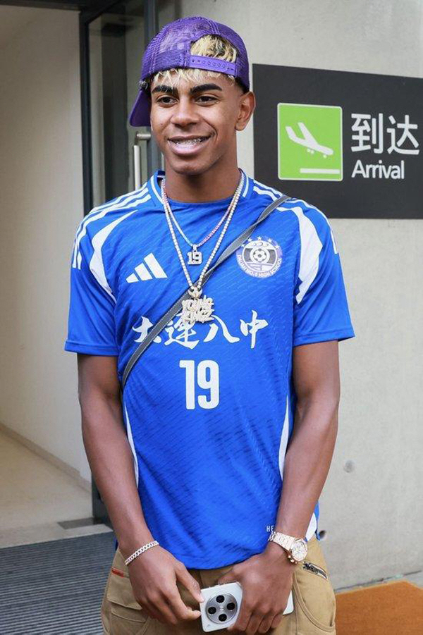 Why is this Lamine Yamal visiting in a real Chinese high school uniform...It will be in Korea at the end of July