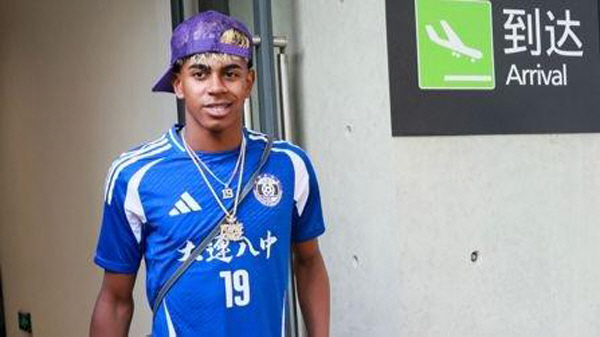 Why is this Lamine Yamal visiting in a real Chinese high school uniform...It will be in Korea at the end of July